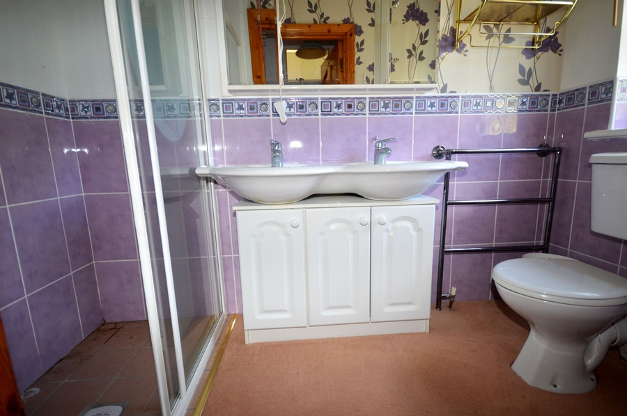 En-suite (Bedroom 1)
